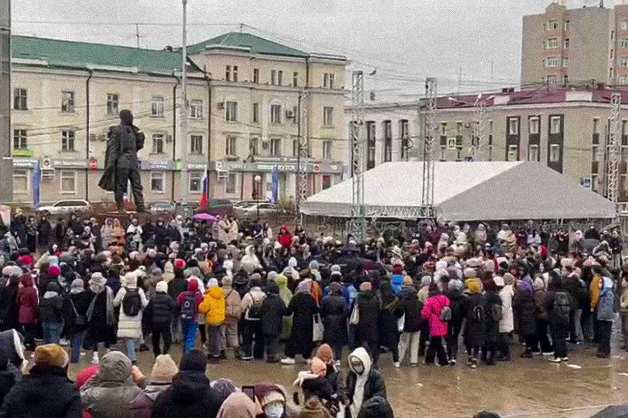 Женщины водят хоровод вокруг сотрудников полиции во время митинга против мобилизации, Якутск, 25 сентября 2022 года / Скриншот: SakhaDay