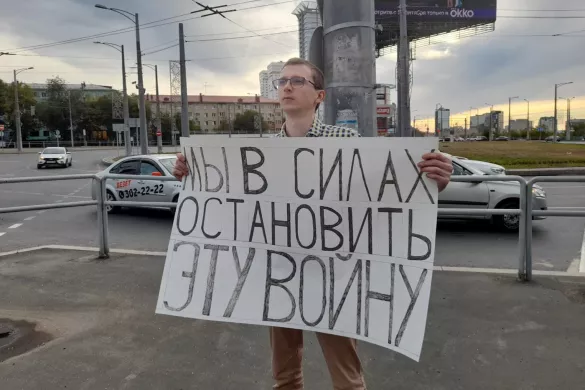 Андрей Жвакин в одиночном пикете 3 сентября 2022 года / Фото: читатели ОВД-Инфо