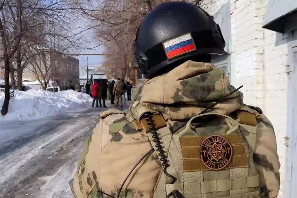 Скриншот видео ФСБ с шевроном со свастикой на экипировке сотрудника ведомства, участвовавшего в задержании