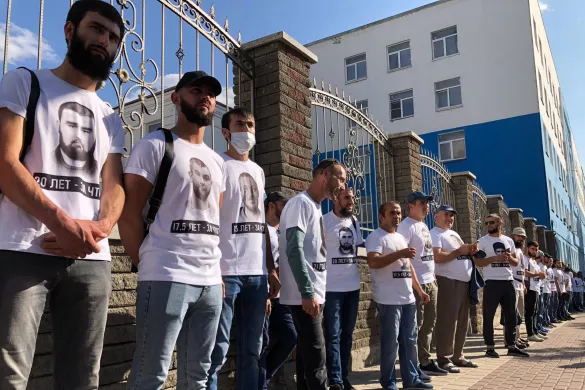 Крымско-татарские активисты у здания Южного окружного военного суда перед оглашением приговора фигурантам «второй Бахчисарайской группы», 16 сентября 2020 года / Фото: «Крымская солидарность»