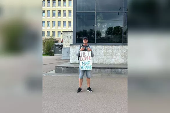 Дмитрий Гвоздев в одиночном пикете около метро «Выборгская», Санкт-Петербург, 6 августа 2023 г. На мужчину составили административный протокол о дискредитации российской армии (ч. 1 ст. 20.3.3 КоАП). Интересы задержанного представляла защитница от ОВД-Инфо _ / Фото предоставлено супругой Дмитрия Гвоздева