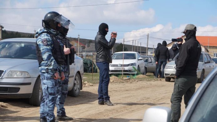 Массовые обыски в домах крымских татар, Симферопольский район, 27 марта 2019 года / Фото: «Крымская солидарность».