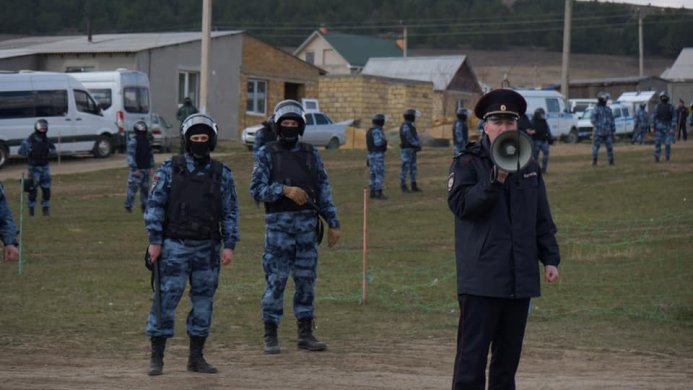 Массовые обыски в домах крымских татар, Симферопольский район, 27 марта 2019 года / Фото: «Крымская солидарность».