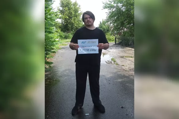 Иван Шурупов в одиночном пикете в Курске, 27 июля 2023 г. Мужчину отпустили из полиции без протокола / Фото предоставлено Иваном Шуруповым