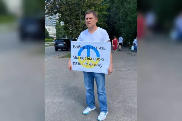 Николай Борисов в одиночном пикете в Воронеже, 3 августа 2023 г. На мужчину составили административный протокол о дискредитации российской армии (ч. 1 ст. 20.3.3 КоАП). Интересы задержанного представлял _ _ / Фото предоставлено знакомой пикетчика