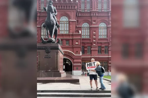 Прохожая обнимает Антона Малыхина во время пикета в центре Москвы, 20 августа 2023 г. На мужчину составили протоколы о нарушении правил участия в акции и дискредитации российской армии. Интересы задержанного представлял _ Алан Качмазов / Фото: Иванка Рудовская