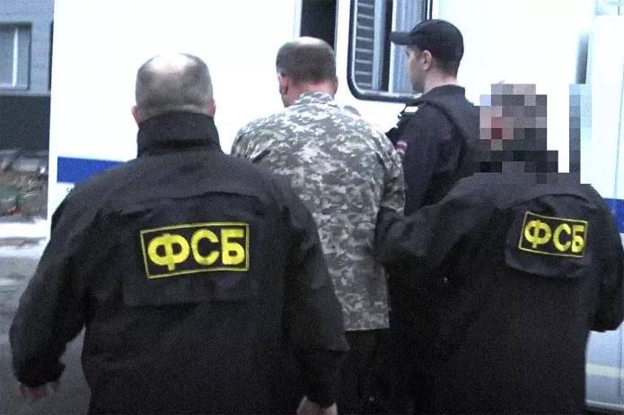 Сотрудники ФСБ ведут Василия Вотановского в автозак после обыска / Скриншот видео УФСБ по Алтайскому краю