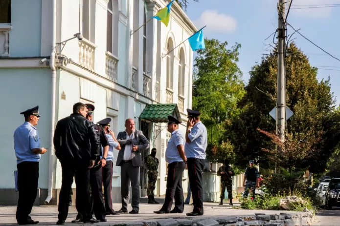 Российские силовики у здания Меджлиса крымскотатарского народа в Симферополе во время обыска, 16 сентября 2014 года / Фото: Станислав Юрченко, «Крым.Реалии» (RFE/RL)