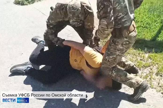 Задержание одиннадцатиклассника в Омске сотрудниками ФСБ / Скриншот видео: ГТРК «Иртыш»