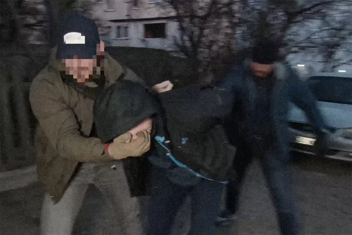 Задержание Дмитрия Папенко сотрудниками в штатском / Скриншот видео: УФСБ по Крыму и Севастополю