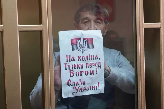 Олег Приходько с плакатом в Южном окружном военном суде, Ростов-на-Дону, 9 июня 2020 года / Фото: «Крымская солидарность»