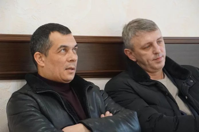 Адвокаты Эмиль Курбединов и Алексей Ладин в ожидании оглашения приговора фигурантам «второй Симферопольской группы» в Южном окружном военном суде, Ростов-на-Дону, 11 января 2023 года / Фото: «Крымская солидарность»