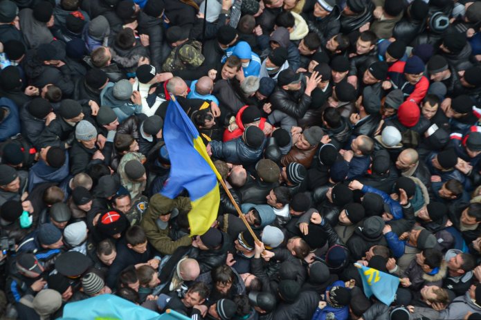 Митинг-противостояние крымскотатарских и пророссийских активистов у стен Верховной рады Крыма, 26 февраля 2014 года / Фото: Володимир Притула, «Крым. Реалии» (RFE/RL)