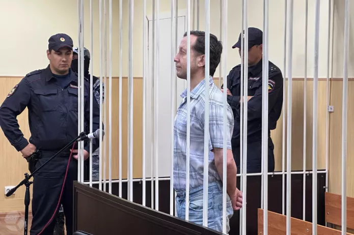 <em>Петр Опальник в Новгородском областном суде, 1 августа 2024 г. / Фото: SOTAvision</em>